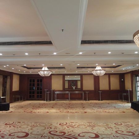 Radisson Hotel Bénarès Extérieur photo